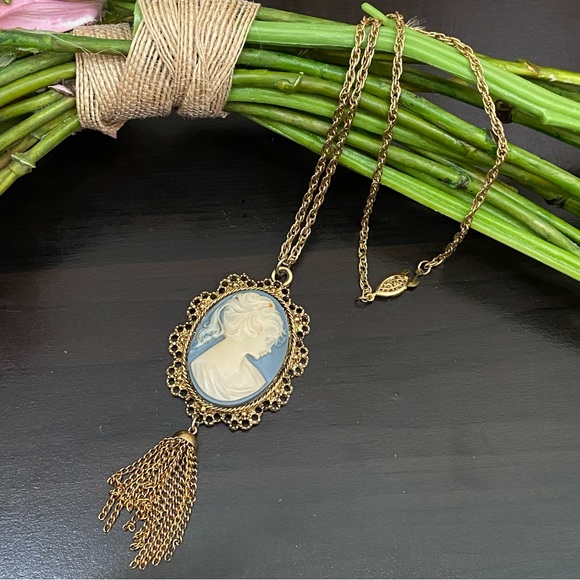 Vintage Unsigned Blue Cameo Pendant Necklace - Picture 1 of 15